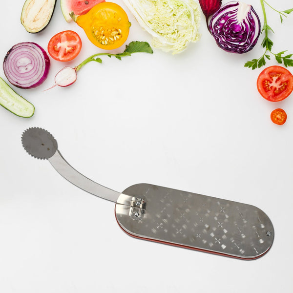 Steel vegetable cutter with sharp blades